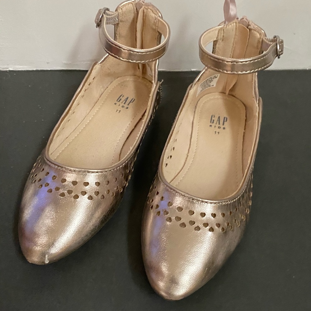 GAP gold pointed toe dress shoes with straps